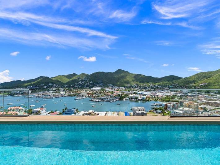 Appart’hôtel pour 3 personnes, avec vue ainsi que terrasse et piscine