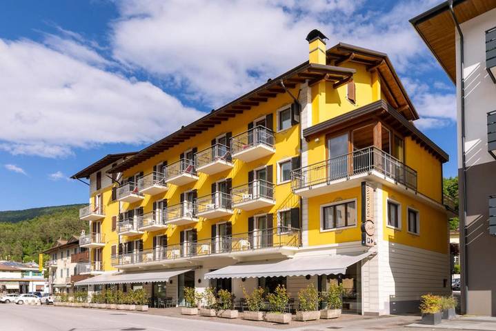 Appartamento, con Balcone e Terrazza nonché Giardino e Panorama a Comano Terme