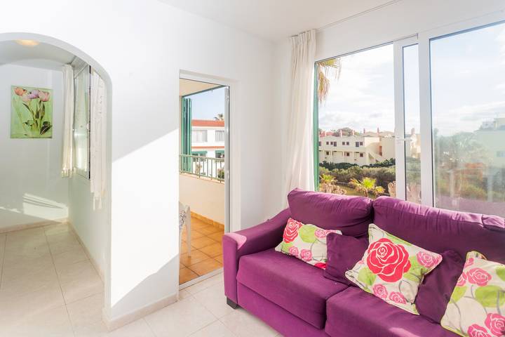 Apartamento entero, Apartamento Cala en Forcat 36 con balcón y piscina compartida in Cala Blanes, Ciudadela