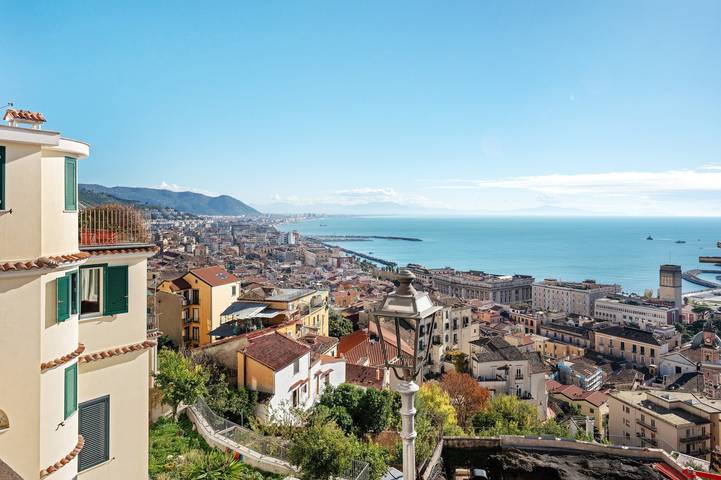 Entire apartment, Apartment 'Dimora Porta San Nicola Salerno' with Sea View, Wi-Fi and Air Conditioning in Salerno, Tyrrhenian Coast Campania