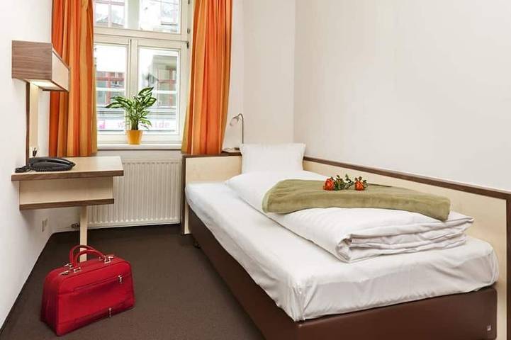 Doppelzimmer mit Dusche od. Bad, Wc - Hotel Goldene Krone in Stubaier Alpen, Innsbruck