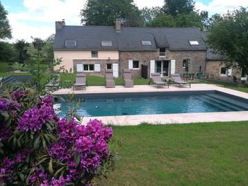 Gîte pour 4 personnes, avec piscine et jardin à Brandivy