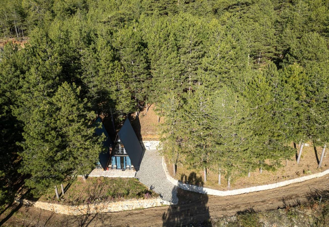 Ganzes Studio, Teal Retreat | The Golden Cabins with Garden in Gjinar, Elbasan