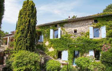 Gîte pour 10 personnes, avec terrasse ainsi que piscine et jardin à Clansayes