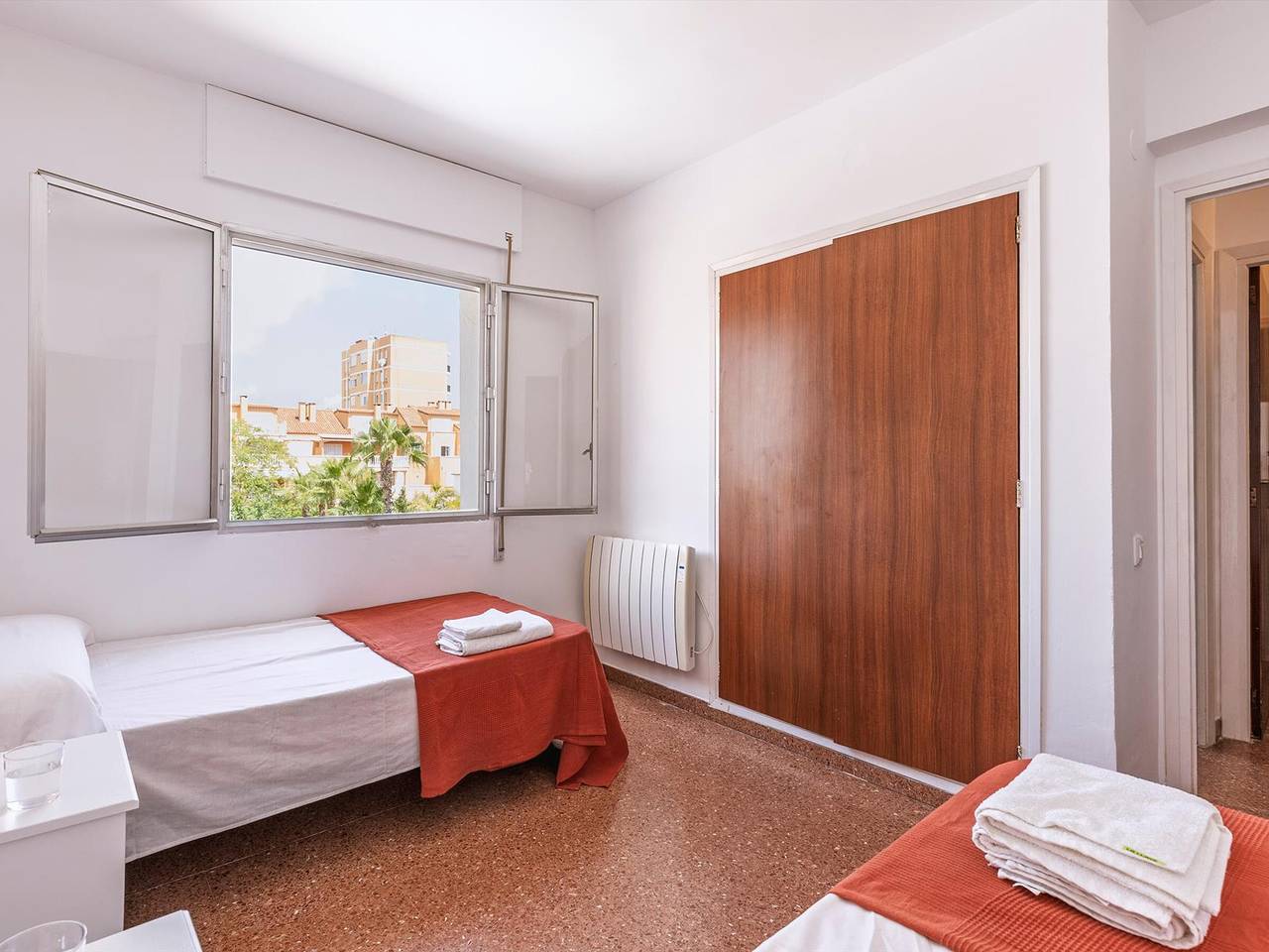Entire apartment, Cozy Beachside Apartment with Pool and Balcony in Avenida de Augusta, Jávea