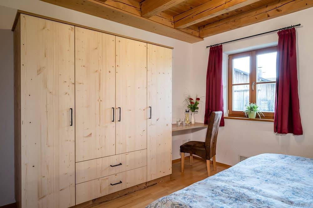 Ganze Wohnung, 4 Sterne Ferienwohnung Schererhof-Chiemgau, 125qm, 3 separate Schlafzimmer in Pittenhart, Chiemsee