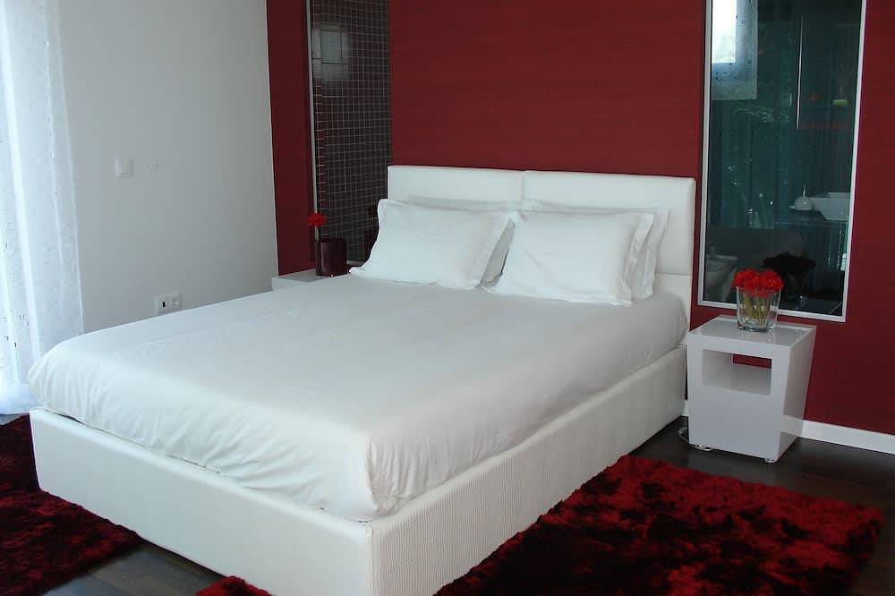Luxury house, 7min walk to the beach, with private pool, jacuzzi and games room in Praia dos Pescadores (Ericeira), Ericeira