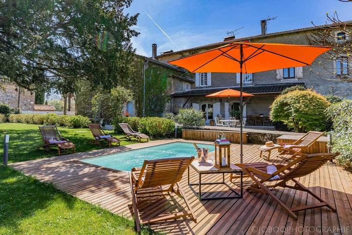 Gîte pour 12 personnes, avec Terrasse et Jacuzzi ainsi que Jardin et Piscine