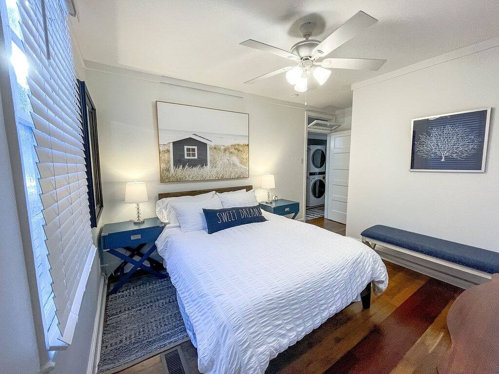 New - Flirty Flamingo Bungalow - close to downtown in Beaufort, Beaufort County