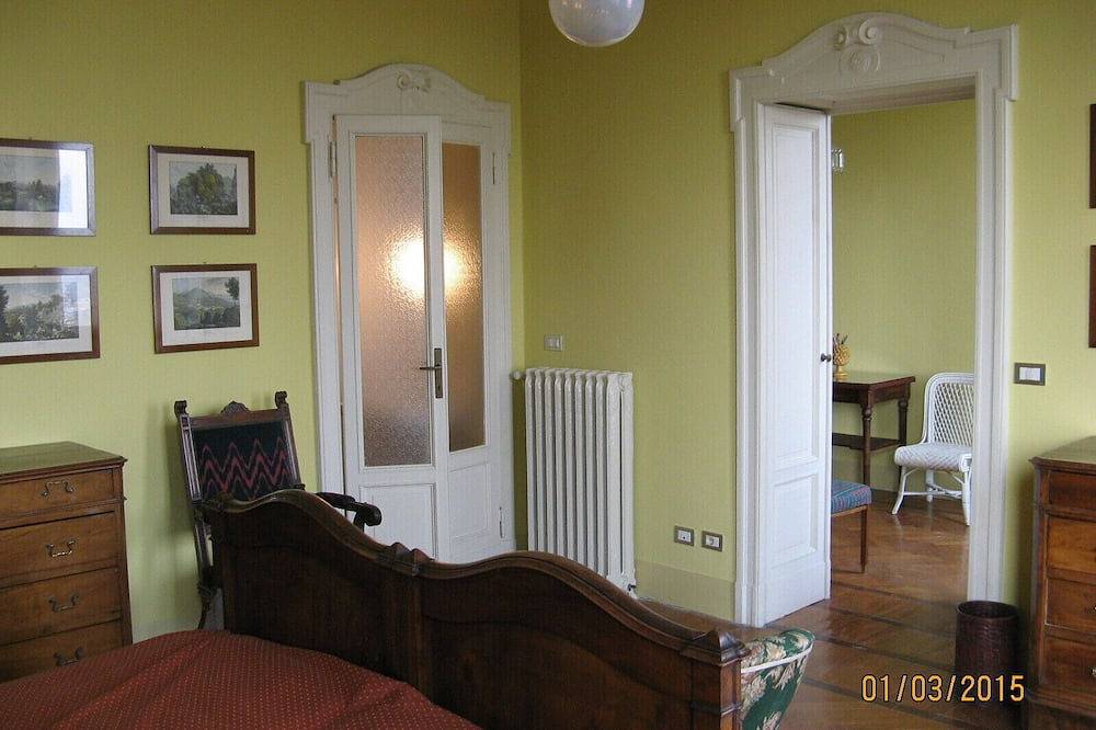 Haus in der Villa der ersten 900, umgeben von jahrhundertealten Bäumen Blick auf die Seen in Erba, Brianza