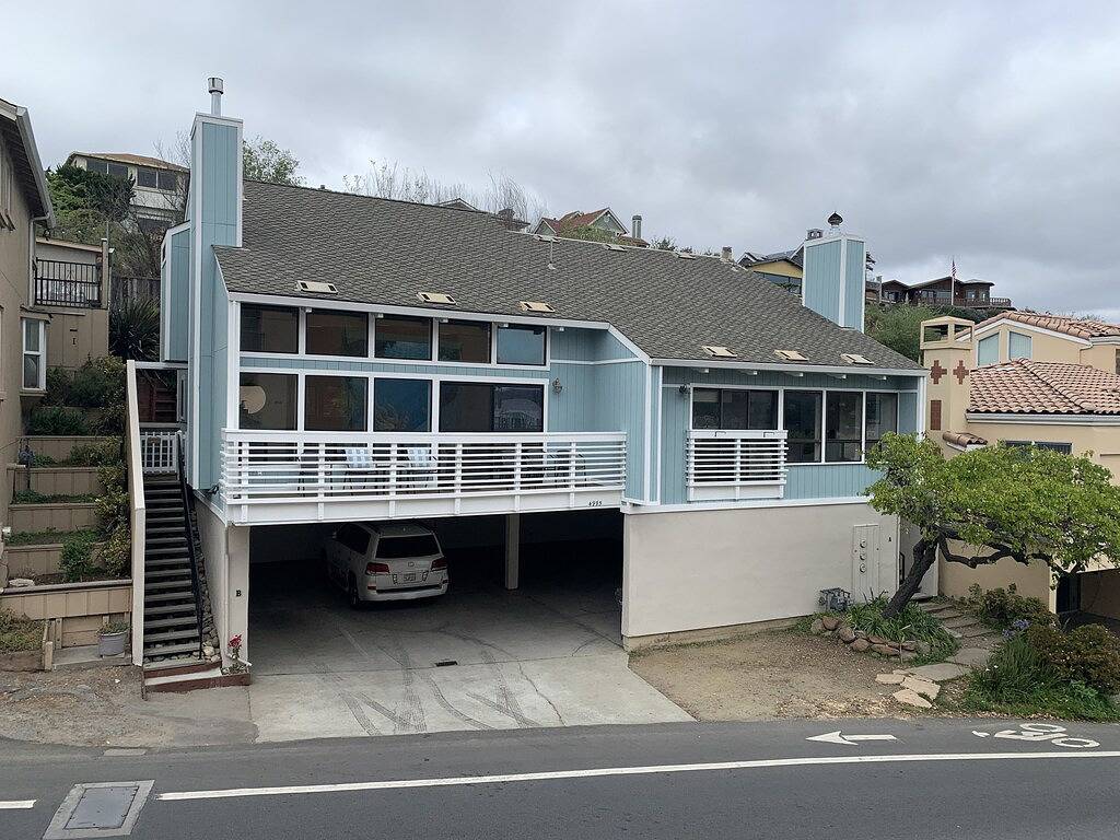 Ganze Wohnung, 150 Schritte zum Sand! Schöne 2Bd / 2Ba Condo mit Meerblick. Schlaf 8 in Capitola, Santa Cruz County