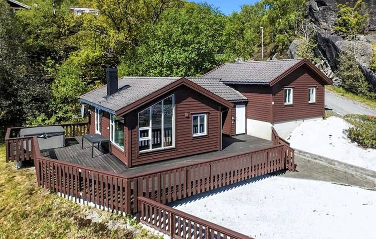 Ferienhaus für 8 Personen, mit Garten und Sauna sowie Terrasse in Tysvær