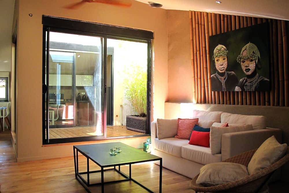 Entire apartment, Luxury Penthouse Apartment in the centre of Lourmarin in Lourmarin, Parc naturel régional du Luberon