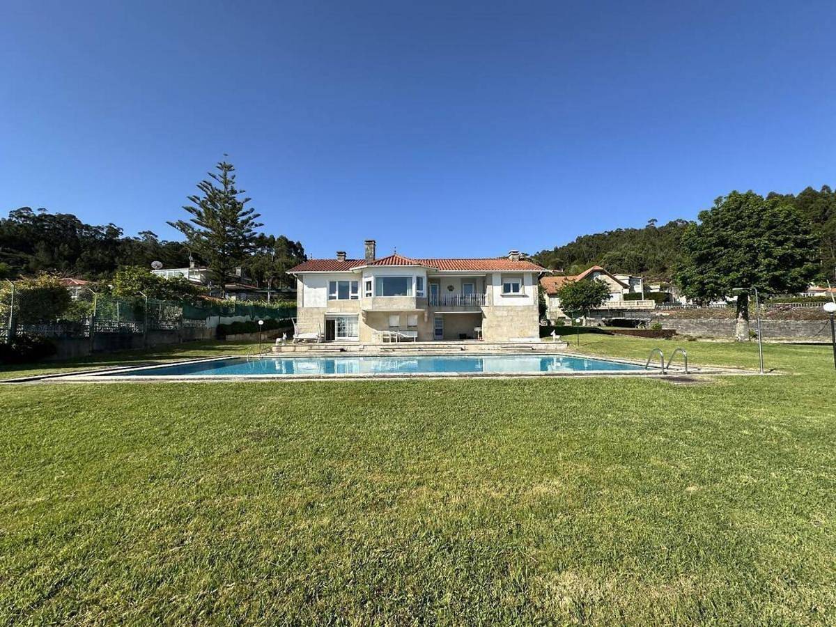 Five-Bedroom House in Praia de Chancelas (Poio), Poyo
