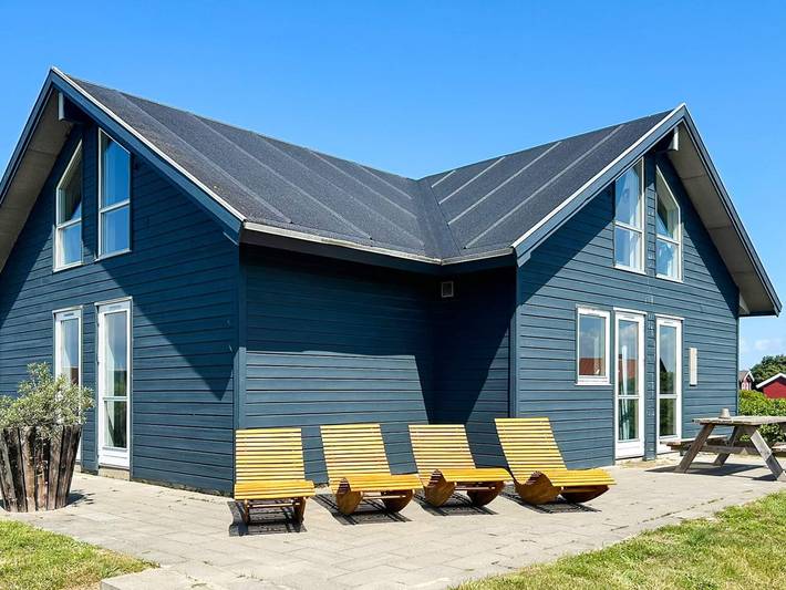 Ferieudlejning for 18 personer, med Jacuzzi og Terrasse såvel som Pool og Sauna i Harboøre