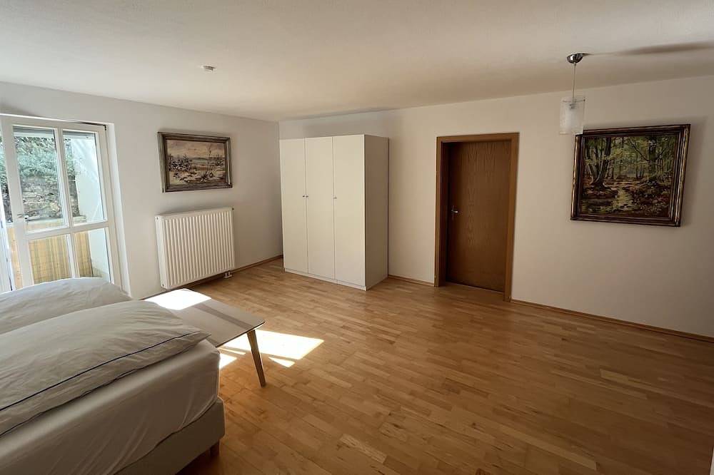 Ganze Wohnung, Spacious, new, quiet apartment with terrace & garden - excellent location, 95sqm in Pöcking, Starnberger See