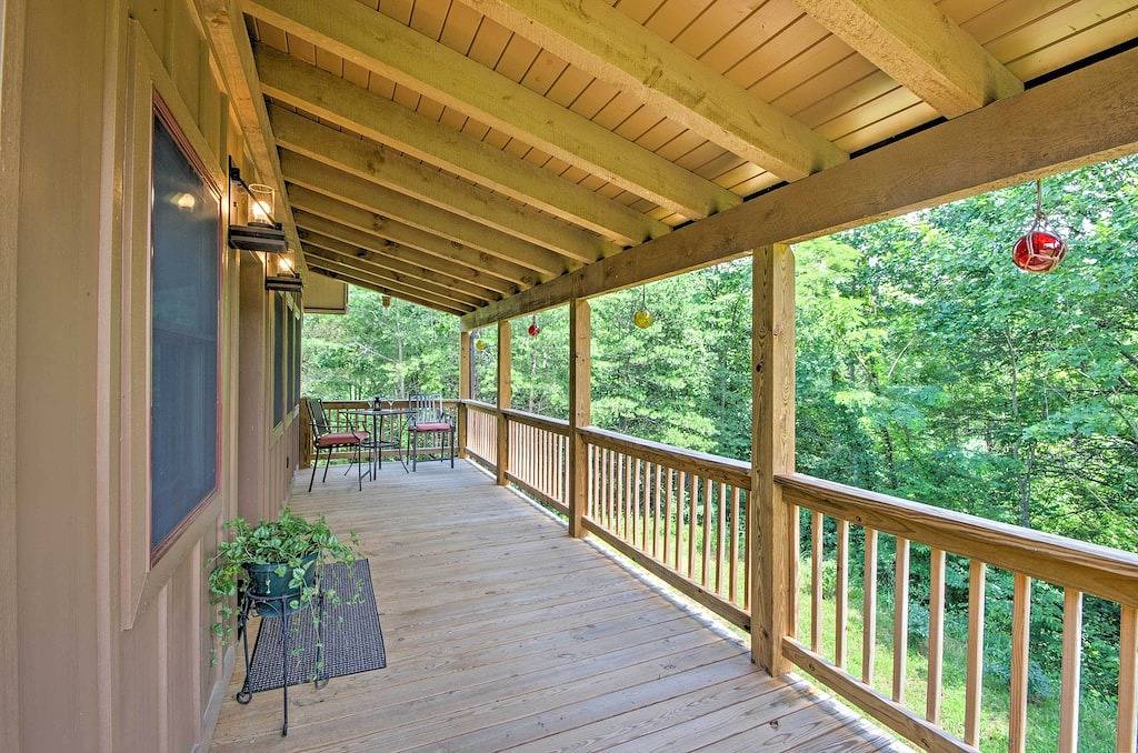 Log Cabin for 2 Guests in Qualla, Blue Ridge Mountains