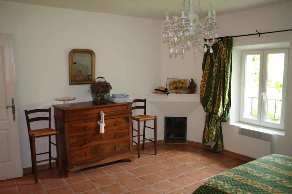 Apartment of character in a Provencal mas, on a wine farm. Very large park in Jonquières, Vaucluse