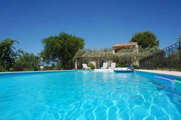 Cottage pour 6 personnes, avec piscine ainsi que vue et jardin à La Roque-sur-Pernes