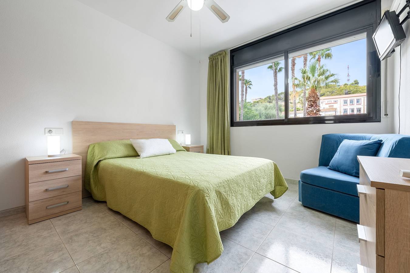 Apartamento entero, Apartamento 'Constancia' con vistas a la montaña, Wi-Fi y aire acondicionado in Tierras del Ebro, Delta del Ebro