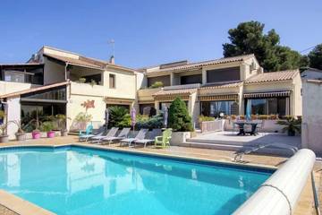Gîte pour 4 personnes, avec piscine dans Plage de la Madrague