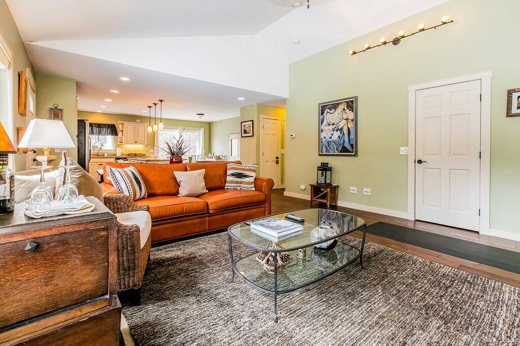 Uriges, zweistöckiges Haus mit voll ausgestatteter Küche, möblierter Terrasse und eingezäuntem Garten in Woods Bay, Flathead Nationalwald