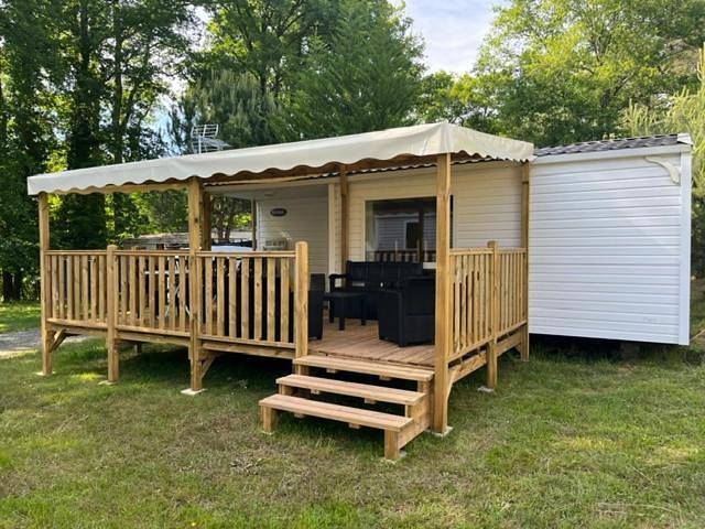 Camping pour 4 personnes, avec Terrasse ainsi que Jardin et Piscine