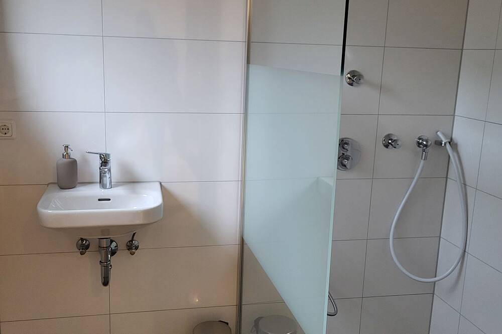 Ganze Wohnung, Moderne, helle Ferienwohnung mit Terrasse, Sauna & Alpakas - Entspannung pur! in Bissendorf, Wiehengebirge