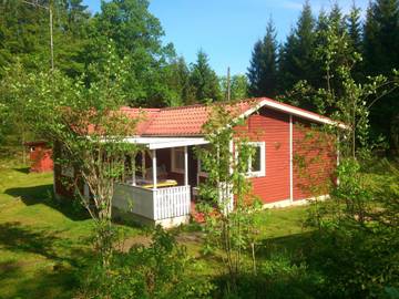 Ferienhaus für 4 Personen, mit Seeblick und Garten sowie Terrasse und Sauna in Smaland
