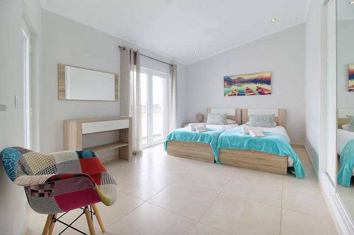 Luxury 5 Bedroom Villa with private pool Walking Distance to Old Town & Marina! in Albufeira e Olhos de Água, Faro Distrikt
