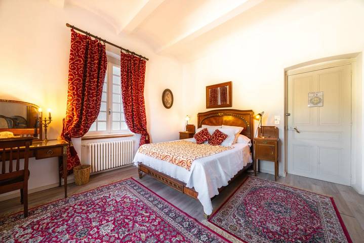 Location de vacances pour 14 personnes, avec jardin et bassin pour enfant à Vals-les-Bains