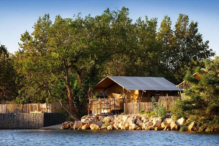 Camping pour 4 personnes, avec Terrasse et Piscine à Fréjus