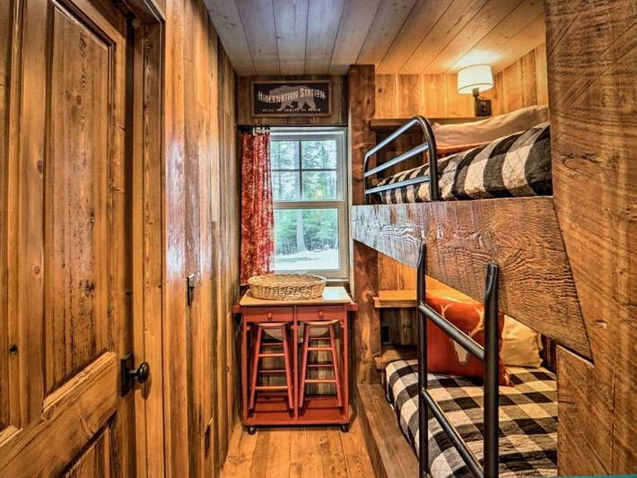 Log cabin for 6 people, with yard in Flathead Lake