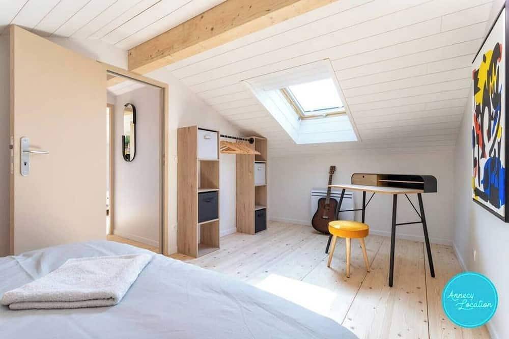 Magnificent Chalet : lake and mountain view. in Talloires-Montmin, Annecy region