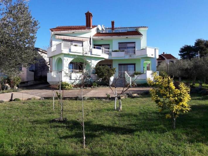 Ferienwohnung für 5 Personen, mit Terrasse und Garten in Petrcane