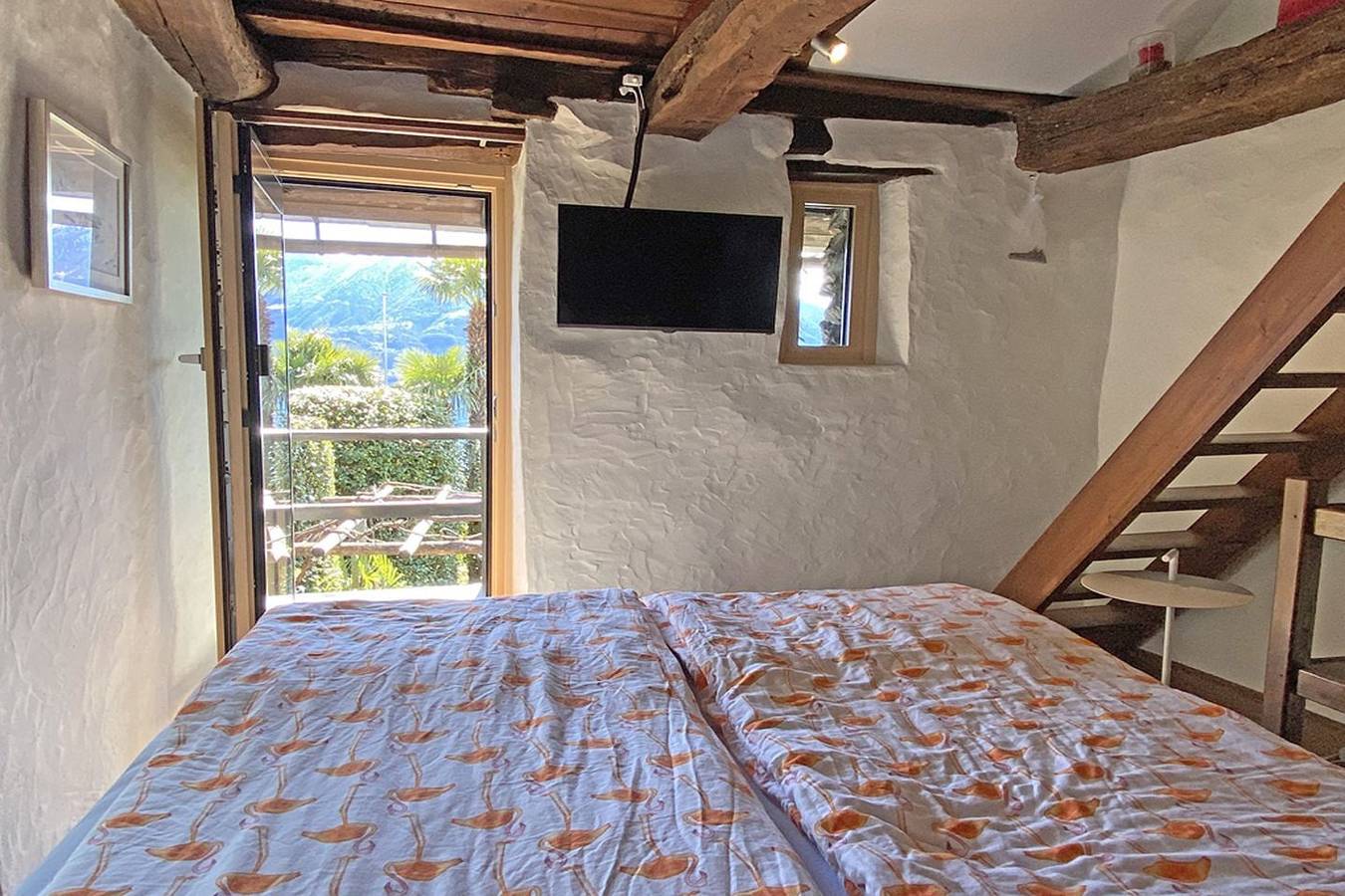 Typisches Tessiner Rustico mit Granitsteindach an sonniger und ruhiger Lage in Minusio, Tessiner Alpen