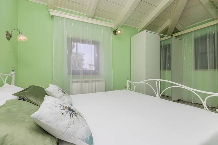 Belle villa avec piscine, grill, WiFi gratuit, lave-linge in Karojba, Istrie centrale