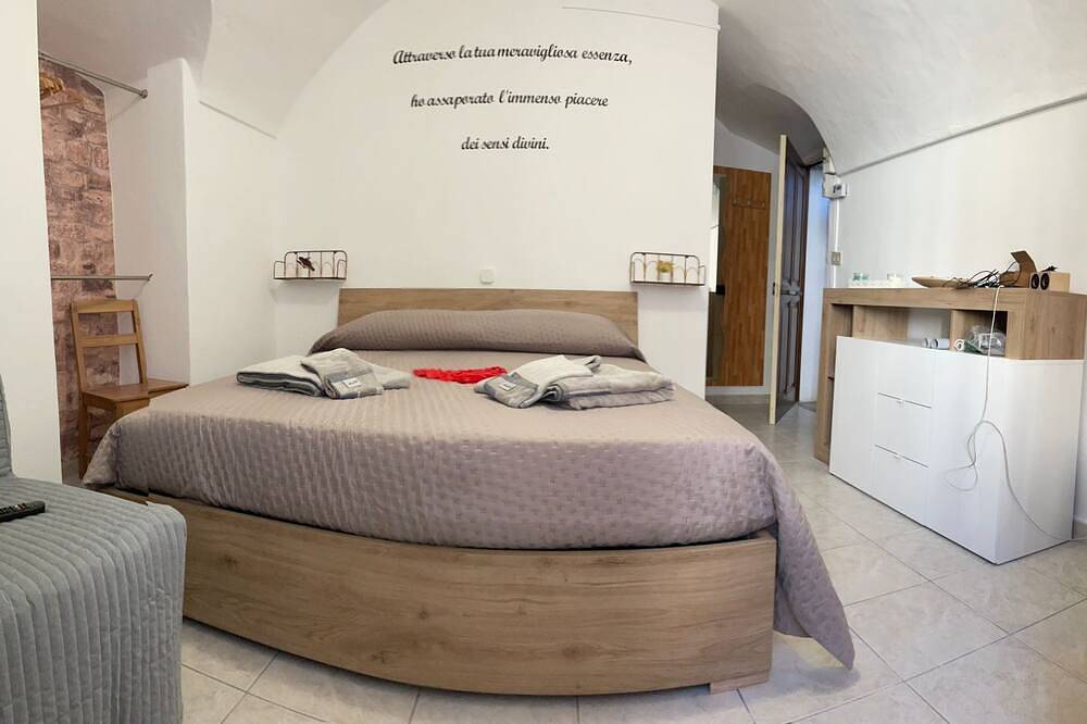 Entire apartment, New and bright apartment 100 meters from the central square, castle view in Dolceacqua, Ligurian Alps