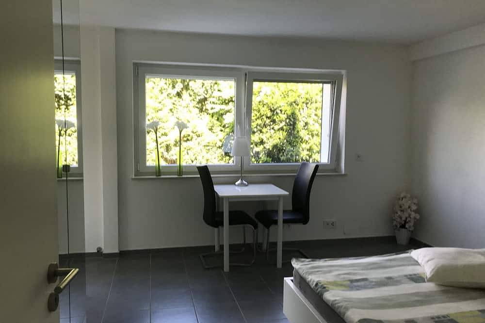 Ganze Wohnung, Ferienwohnung auf der Höri, Terrasse und Garten, 8 Minuten Fußweg zum Bodensee in Gaienhofen, Untersee