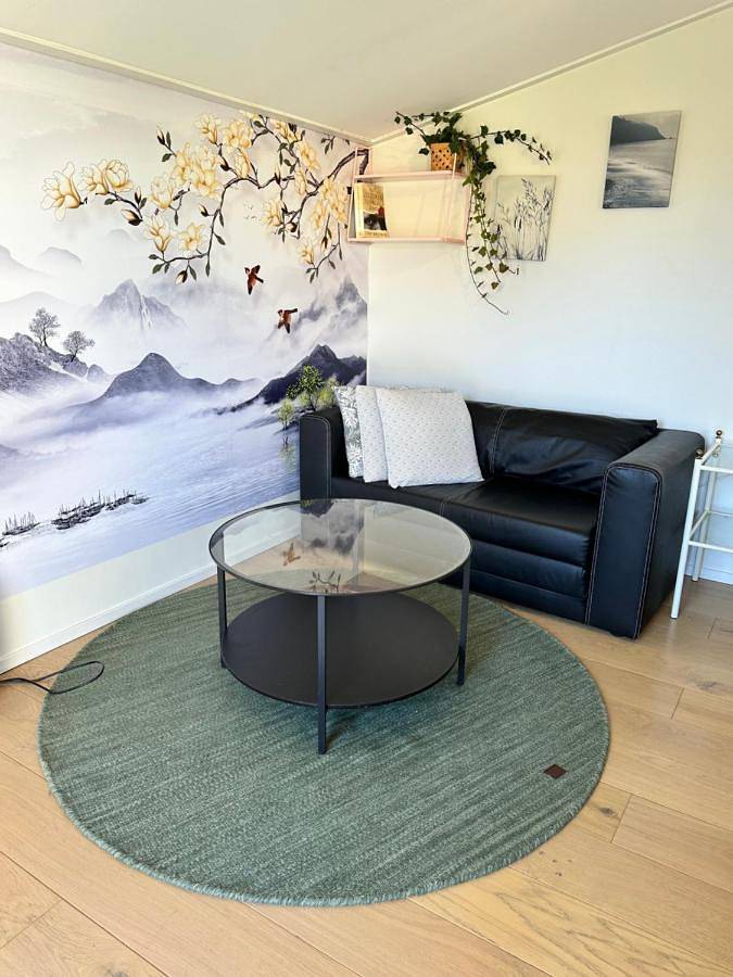 Appartement entier, Mysig stuga i lugnt villaområde med eget badrum och kök i huvudbyggnadens källare in Kalmar, Mer Baltique suédoise