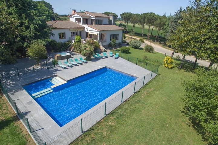 Chalet para 20 personas, con balcón además de jardín y jacuzzi, Se admiten mascotas - 1