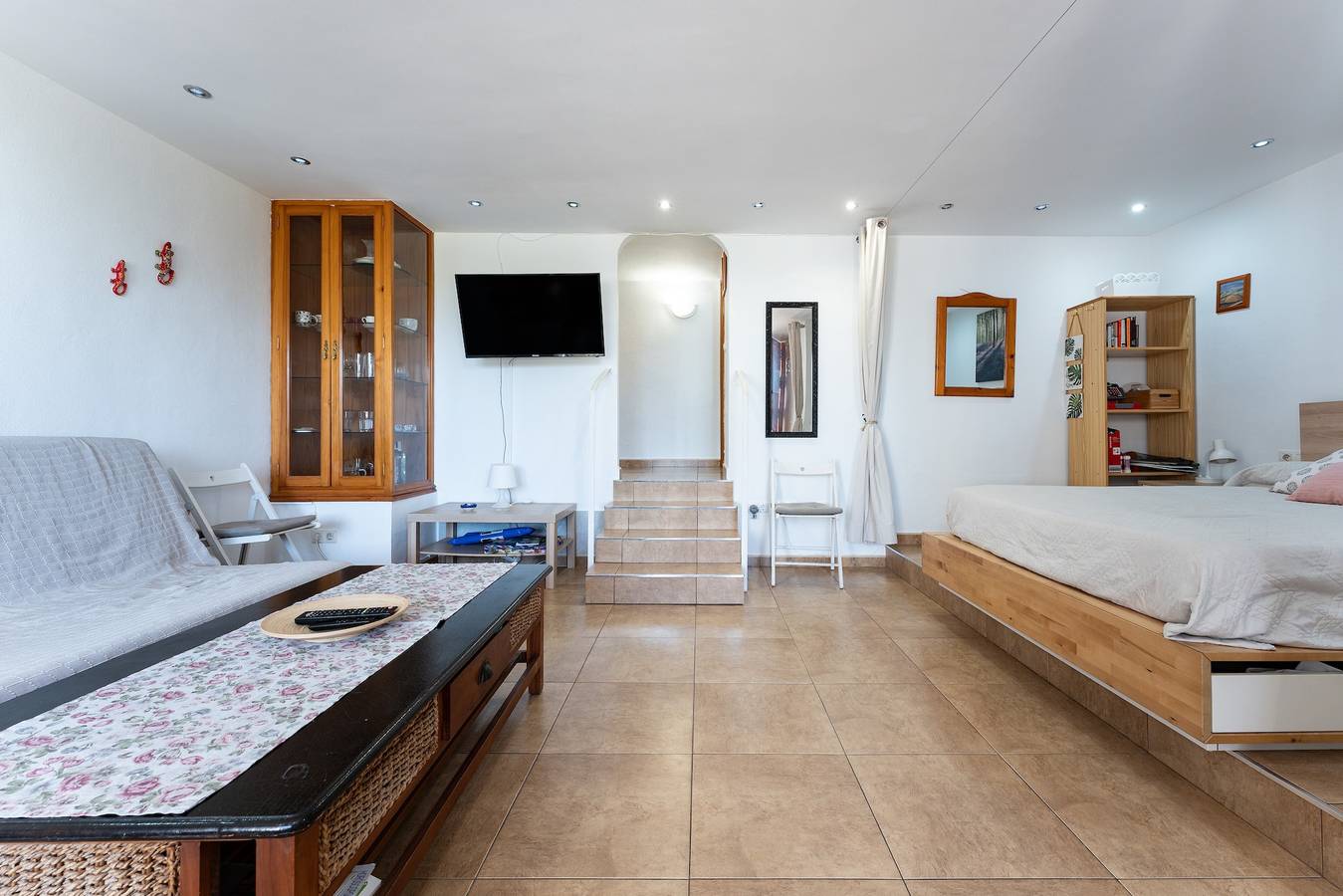 Entire studio, Studio Apartment 'Casa María' with Shared Pool, Private Terrace and Shared Garden in Mijas Costa, Mijas