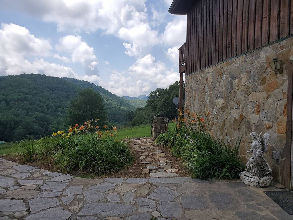 Ganze Wohnung, Guest house~ Hot Tub ~Breathtaking mountain views near Hatley Point in Madison County (NC)