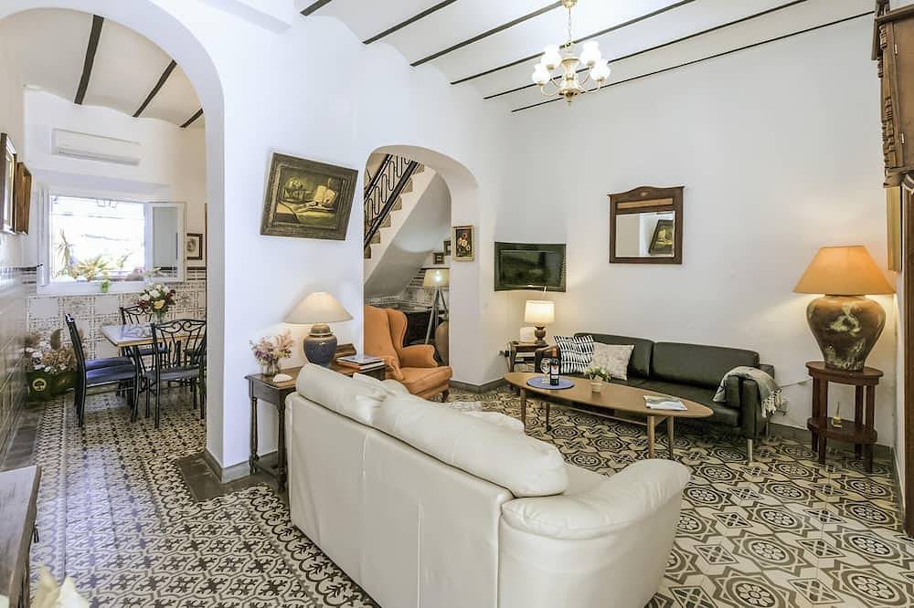Pet friendly home in El Pedroso with Wifi in El Pedroso, Sierra Morena