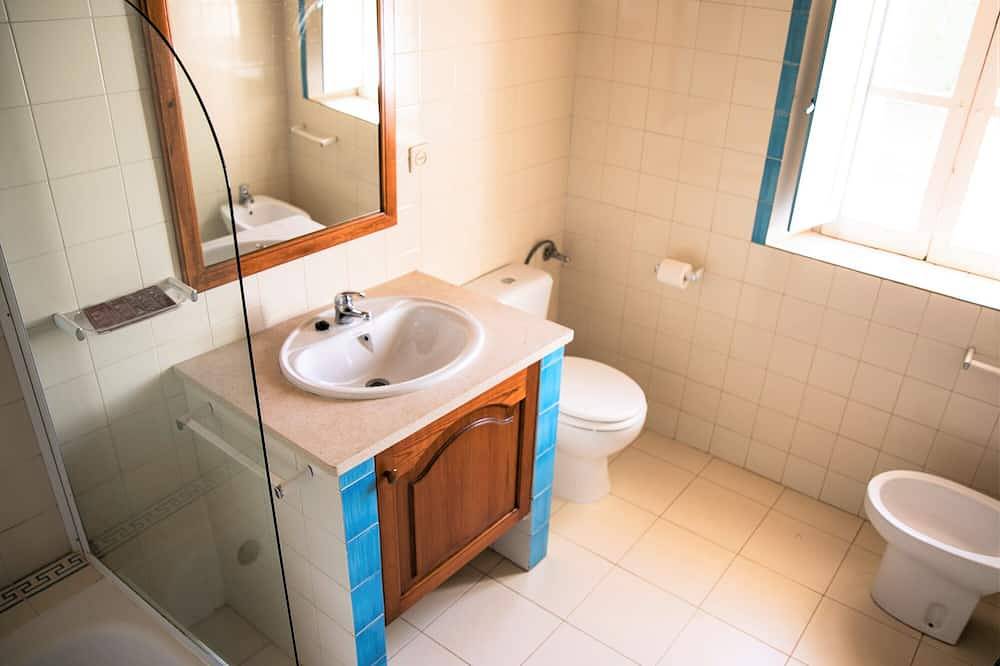 Geräumiges Familienhaus mit 2 Schlafzimmern und gemeinsamem Pool in Barão de São João, Lagos