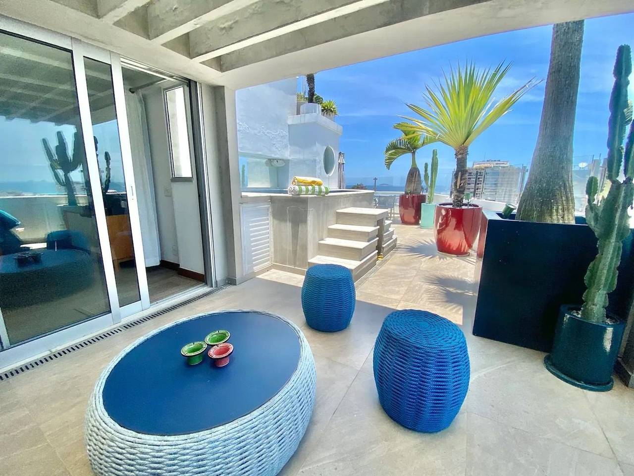 Entire apartment, 3 bedroom penthouse with pool - Copanema in Copacabana, Rio de Janeiro