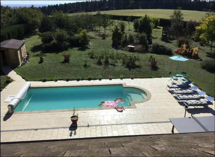 Location de vacances pour 11 personnes, avec vue ainsi que jardin et piscine à Turny