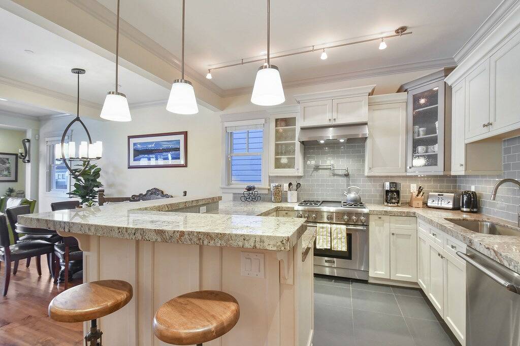 Mountain villa - ski access 50 yards away - private hot tub in Uinta Wasatch Cache National Forest