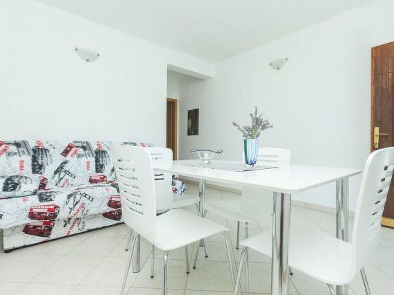 Ganze Wohnung, In Dvornica mit Gepflegtem Garten in Razanj, Šibenik-Knin
