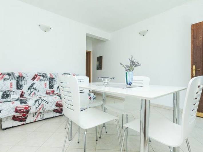 Ganze Wohnung, In Dvornica mit Gepflegtem Garten in Razanj, Šibenik-Knin